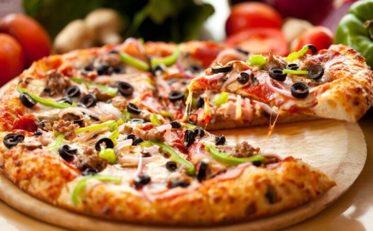 Cách làm pizza phô mai thơm béo, đơn giản, ngon nhất