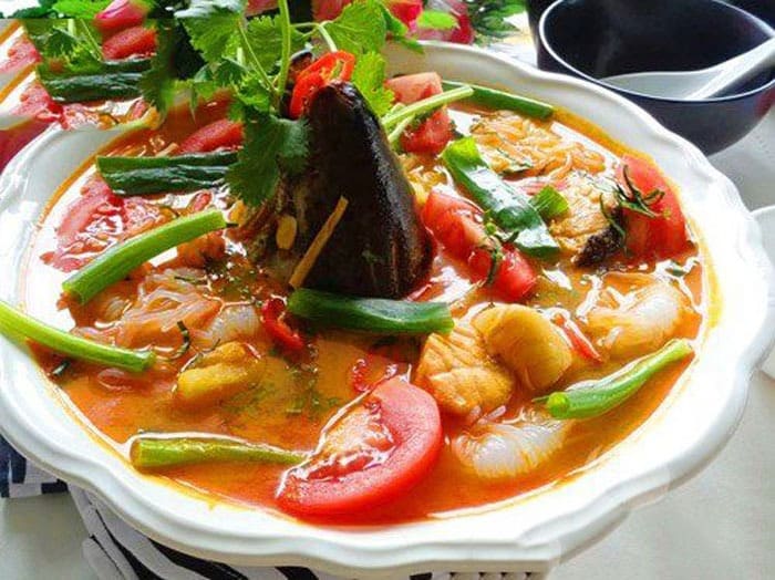 Cách làm đầu cá hồi nấu canh chua ngon thơm không tanh tí nào