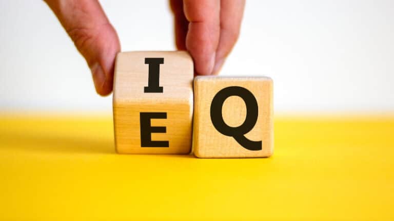 EQ và IQ là gì? Giữa IQ và EQ cái nào quan trọng hơn?