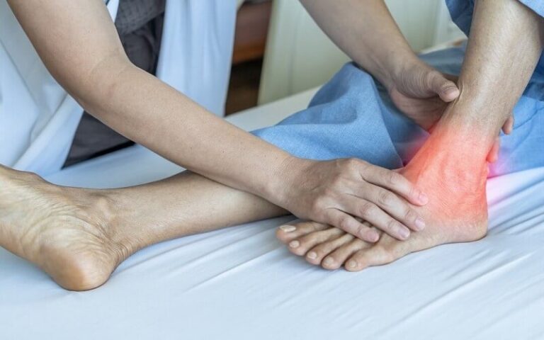 Bệnh gout (gút) là gì? Nguyên nhân, triệu chứng và cách phòng ngừa