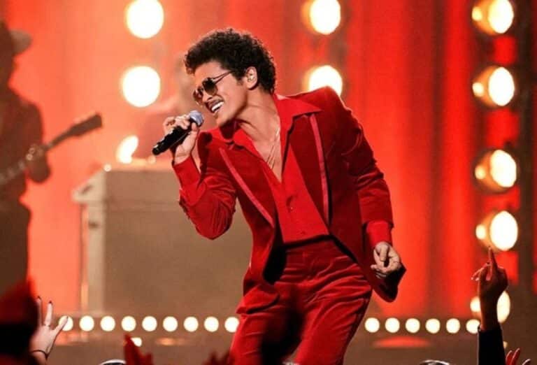 Bruno Mars là ai? Nụ hôn gây sốc với Rosé BlackPink trong MV APT.